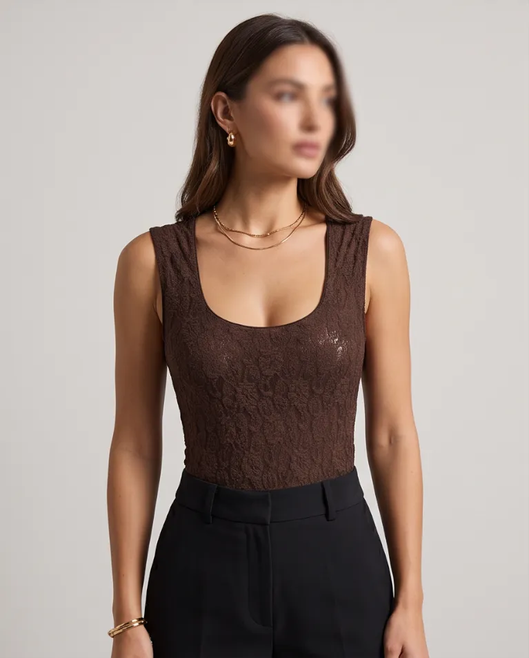 Body elegante scollato con schiena trasparente